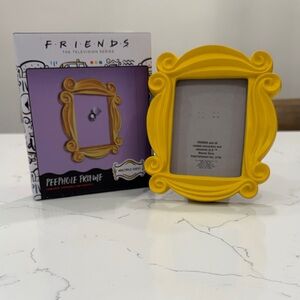 F•R•I•E•N•D•S FRIENDS peephole photo frame